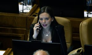 TENS: Camila Flores le cobra la palabra al presidente Gabriel Boric