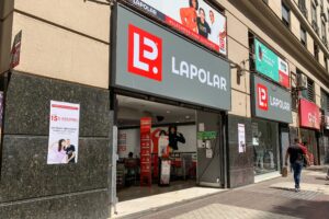 La trama que tiene enfrentados a La Polar con Under Armour por venta de ropa falsificada