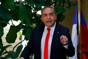 Fidel Espinoza sería pasado al Tribunal Supremo del PS por dichos contra Tohá y Uriarte