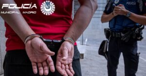 España: policía detiene a pareja que encerró a sus hijas en un vehículo para irse de juerga