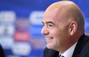 La imagen de Gianni Infantino celebrando el brazalete que la FIFA prohibió en Qatar