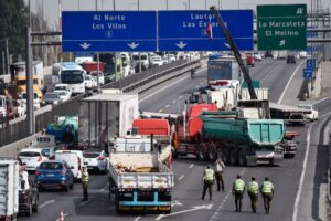 Desabastecimiento y daño al país: Monsalve es inflexible con camioneros y los emplaza a salir de las rutas