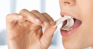 ¿Los chicles pueden reemplazar el uso de pasta dental y un buen cepillado?