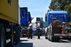 Aumenta desabastecimiento de agua y problemas en exportaciones por paro: camioneros ahora acusan represión