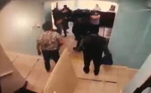 VIDEO - Golpiza de médico a paciente terminó con ambos despedidos de su trabajo