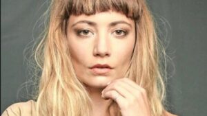 Actriz Josefina Fiebelkorn interpreta el tema central de la nueva teleserie Juego de Ilusiones