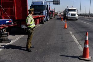 El lío que se armó en Carabineros tras las erráticas declaraciones de un coronel en el paro de camioneros