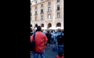 VIDEO - Carabineros e inspectores municipales son agredidos por vendedores ambulantes en Plaza de Armas
