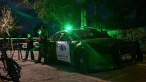 Pareja fue víctima de violento portonazo en Santiago: los amenazaron con armas