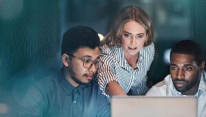 Santander y Universidad de Chicago lanzan beca para fomentar reorientación profesional a negocios digitales