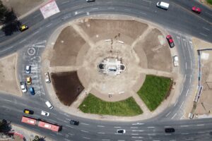 Municipalidad de Providencia inició reposición del pasto en la Plaza Baquedano