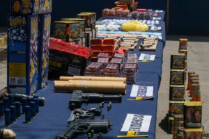 Desbaratan banda criminal que comercializaba fuegos artificiales para funerales narcos