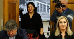 Nuevo enfrentamiento entre diputadas Karol Cariola y Pamela Jiles por sexto retiro