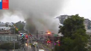 VIDEOS - Incendio en Maipú consumió por completo un local comercial