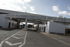 Turba de migrantes intentó ingresar a Chile por el paso fronterizo Chacalluta