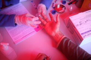 Hospital Clínico de la U. de Chile realizó testeo masivo y presentó nuevo autotest de VIH