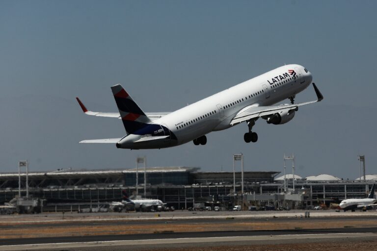 Latam: pilotos de vuelos nacionales amenazan con eventual paralización en plena temporada alta