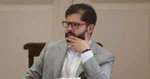 Boric pide flexibilizar posturas, buscar consensos y celeridad al oficialismo para lograr acuerdo constitucional con la derecha