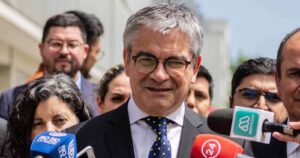 Gobierno alcanza acuerdo con trabajadores del sector público y reajuste salarial será del 12%