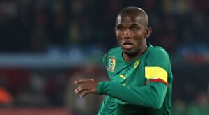 VIDEO - La brutal agresión de Samuel Eto'o a un hincha en pleno Mundial de Qatar