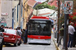 Bus eléctrico quedó atrapado en pleno anuncio de licitación del transporte en Valparaíso