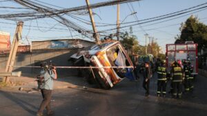 Bus interurbano volcó en Estación Central tras chocar contra poste eléctrico