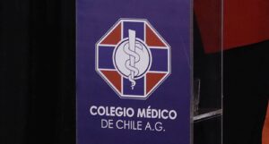 Presidente del Colegio Médico de Concepción comparó a Boric con Pinochet por reajuste del sector público