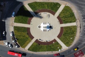 FOTOS - Plaza Baquedano continúa con su renovación con plantación de jardín sustentable