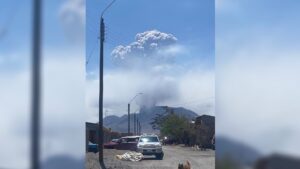 FOTOS - Reportan pulso eruptivo del volcán Láscar en Atacama