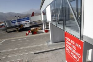 Manifestantes se tomaron el aeropuerto de Arequipa para exigir el cierre del Congreso del Perú