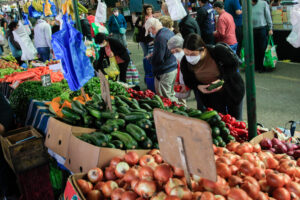 Canasta básica de alimentos acumula un alza de 27% en un año