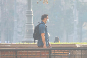 Gobierno recomienda la mascarilla y no suspender las clases bajo el denso humo de la Región Metropolitana