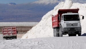 Litio: más que extraerlo, Chile debe pensar en fabricar baterías