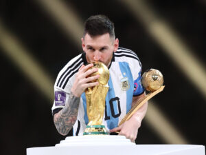 ¿El mejor de la historia? La Copa Mundial se sumó a la lista de trofeos que tiene Messi