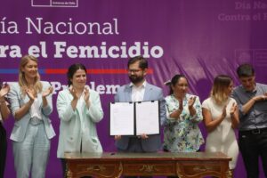 Ley Antonia: Boric promulga norma que tipifica el suicidio femicida