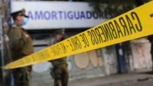 Una madre y sus dos hijos murieron en medio de incendio en cité en Santiago Centro