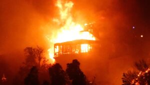 FOTOS+VIDEOS - Emergencia en Viña del Mar: incendio ya ha consumido 200 viviendas y sector alto de la ciudad es evacuado