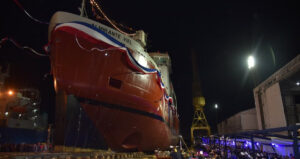 Armada bota al agua al Almirante Viel, el buque más grande construido en Sudamérica