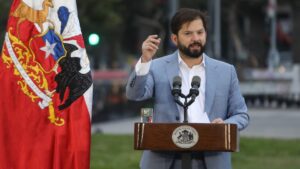 Encuesta Cadem: crece desconfianza en Gabriel Boric y 60% cree que delincuencia debiera ser prioridad para el 2023