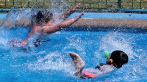 Dos niños sufrieron una descarga eléctrica en una piscina en San Bernardo