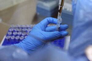 Provincia china estima un millón de casos diarios de COVID-19