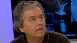 El polémico saludo de Claudio Reyes a Álvaro Corbalán: 