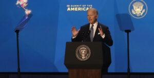 Biden declara estado de emergencia en Nueva York por tormenta Elliot