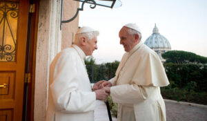 Papa Francisco pidió rezar por Benedicto XVI: 