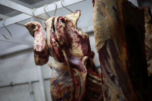 Buscan con drones a encapuchados armados que robaron 10 mil kilos de carne