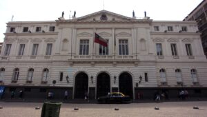 Desconocidos concretan robo en Municipalidad de Santiago y huyen con $2 millones en especies