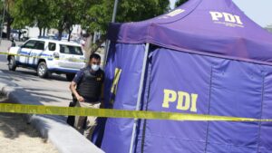 Encuentran un hombre muerto en la vía pública de Puente Alto: habría sido asesinado por ajuste de cuentas