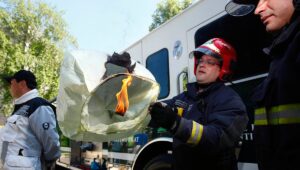 Gobierno llama a no manipular globos de los deseos en Año Nuevo por riesgo de incendios forestales