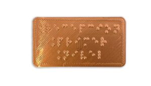 Startup chilena crea señaléticas en lenguaje braille de cobre que se auto desinfectan