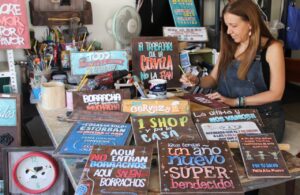 Cuadros con frases y cotillón: emprendimientos que ayudan adornar fiestas de Año Nuevo